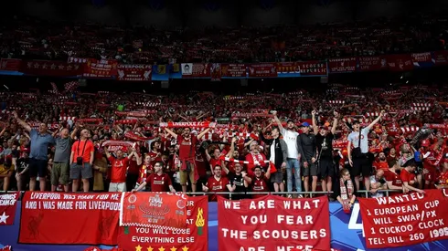 LOCURA. Los hinchas del Liverpool se rompen las gargantas con su histórico canto.