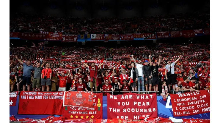 LOCURA. Los hinchas del Liverpool se rompen las gargantas con su histórico canto.