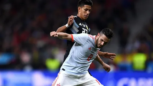 DEBUT INTERNACIONAL. Maximiliano Meza lucha contra Koke en el amistoso contra España.