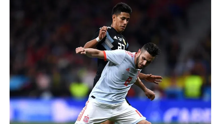 DEBUT INTERNACIONAL. Maximiliano Meza lucha contra Koke en el amistoso contra España.