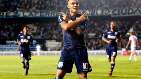 Lautaro Martínez festejando un tanto en Racing.
