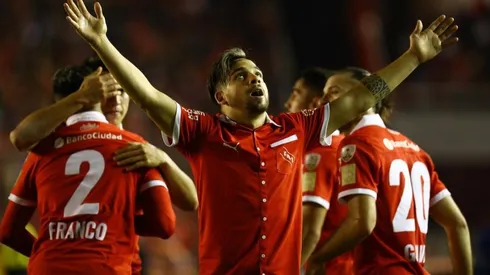GRITO DE GOL. Martín Benítez abre los brazos en el Libertadores de Avellaneda con Independiente.