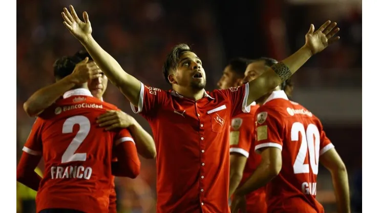 GRITO DE GOL. Martín Benítez abre los brazos en el Libertadores de Avellaneda con Independiente.