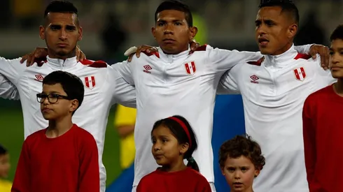 MOMENTO DE HIMNOS. Edson Flores con los colores de su querida Selección de Perú (Foto: Getty).