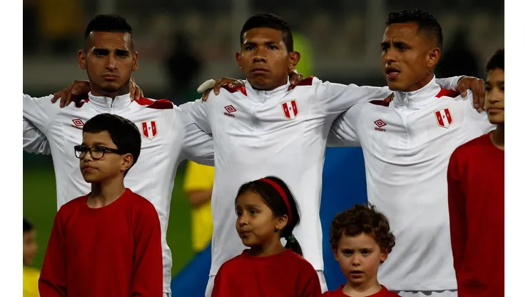 MOMENTO DE HIMNOS. Edson Flores con los colores de su querida Selección de Perú (Foto: Getty).