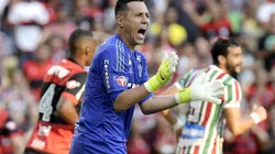 PUEDE FALLAR. Diego Alves casi se manda el blooper de la jornada ante River con Flamengo (Foto: Getty).
