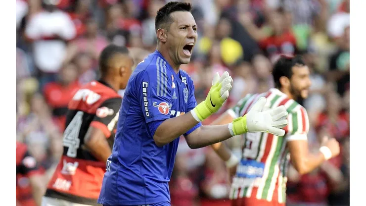 PUEDE FALLAR. Diego Alves casi se manda el blooper de la jornada ante River con Flamengo (Foto: Getty).