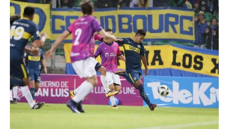 BOMBAZO CORDOBÉS. Emanuel Reynoso antes de anotar el 1-0 ante San Luis.