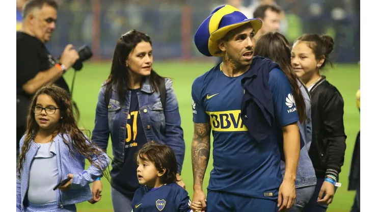 ANTES DE MILÁN. Carlos Tevez con su familia durante los festejos de la Superliga (Foto: Getty).