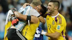 Abrazo histórico entre Javier Mascherano y Sergio Romero.