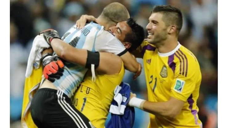 Abrazo histórico entre Javier Mascherano y Sergio Romero.