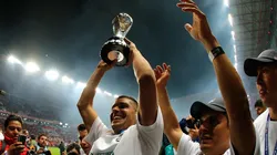 Gerardo Alcoba levanta la copa de campeón. (Jam Media)