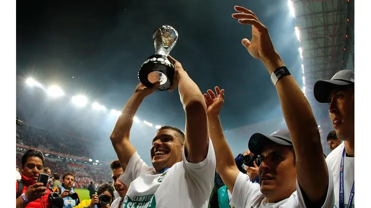 Gerardo Alcoba levanta la copa de campeón. (Jam Media)