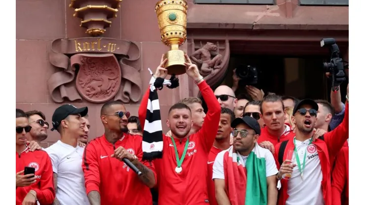 La bandera de México presente en los festejos de Eintracht Frankfurt.
