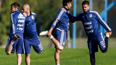 ELLOS YA ESTÁN. Tagliafico, Salvio, Lanzini y Mascherano entrenan en el predio de Ezeiza