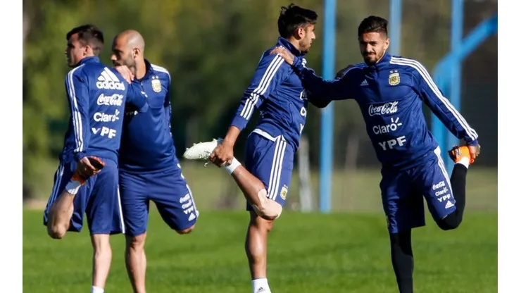 ELLOS YA ESTÁN. Tagliafico, Salvio, Lanzini y Mascherano entrenan en el predio de Ezeiza