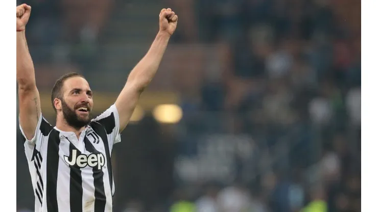La alegría de Gonzalo Higuaín por un nuevo título.