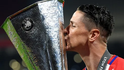 Fernando Torres besando la Europa League