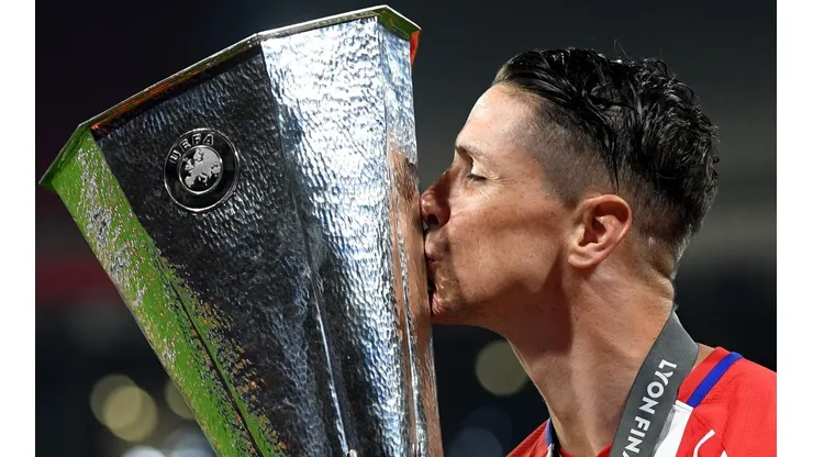 Fernando Torres besando la Europa League