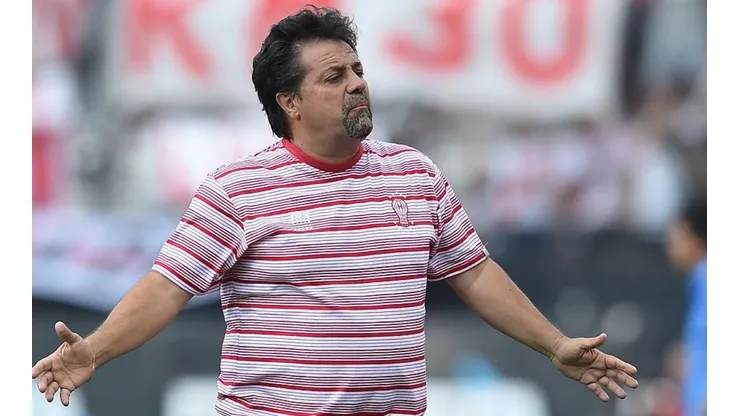 CON TODO. Caruso fue al hueso con los futbolistas de la Selección.