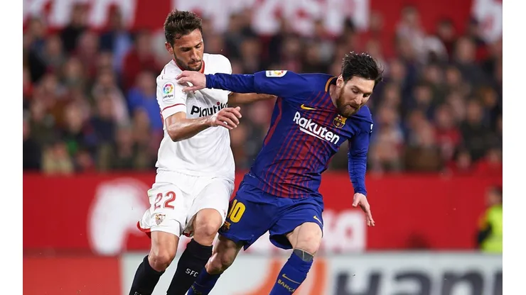 Foto del Mudo Vázquez enfrentando a Messi.
