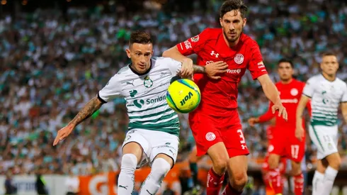 García (derecha) fue acusado de racista por un rival