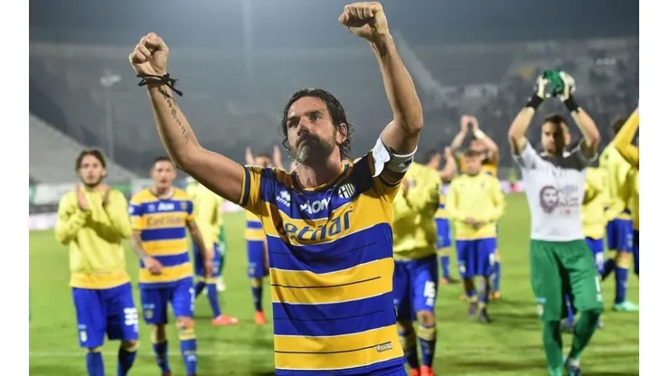 GRANDE, CAPITANO. Alessandro Lucarelli como una de las figuras del Parma que volvió a la Serie A (Foto: Getty).