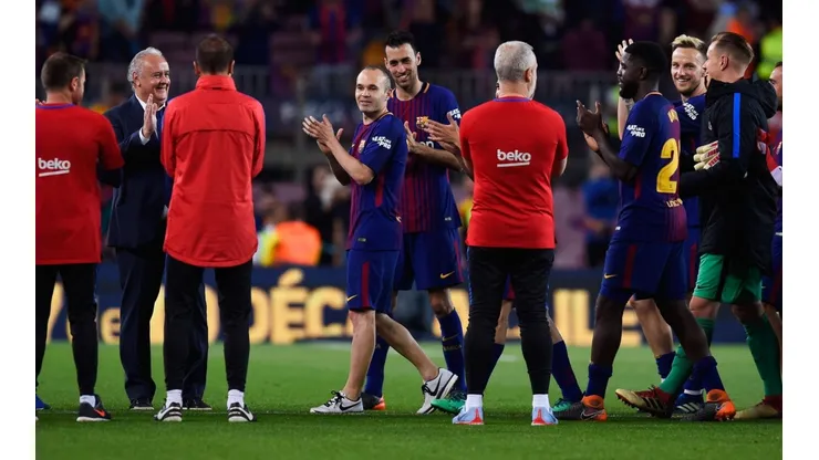 ADIÓS, CEREBRO. Pasillo de los jugadores y asistentes del Barcelona para Iniesta (Foto: Getty).