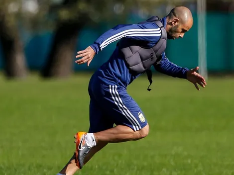 Sampaoli comenzó a armar el equipo y probó a Mascherano de central