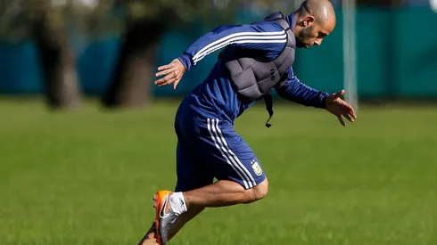 Sampaoli comenzó a armar el equipo y probó a Mascherano de central