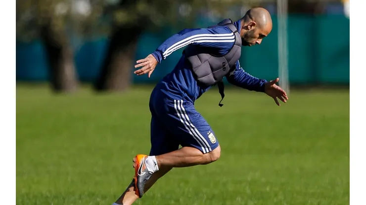 Sampaoli comenzó a armar el equipo y probó a Mascherano de central