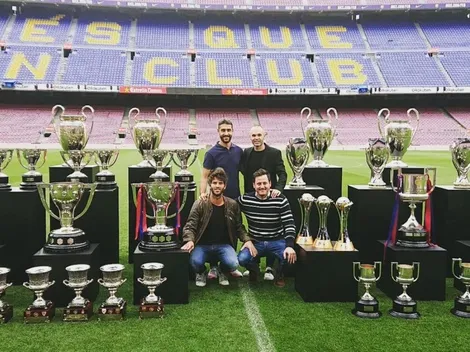 Iniesta posó en el Camp Nou con todos los títulos que ganó
