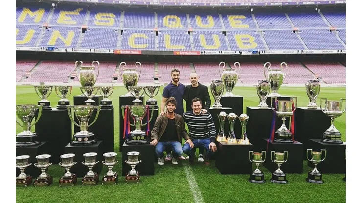 Iniesta posó en el Camp Nou con todos los títulos que ganó