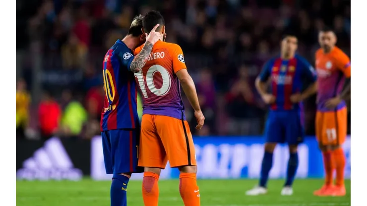 Foto de Lionel Messi con Sergio Agüero.