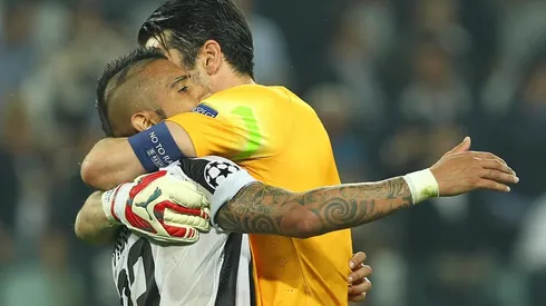 VIEJOS AMIGOS. Buffon abraza a Vidal, uno de los tantos compañeros que tuvo en Juventus (Foto: Getty).