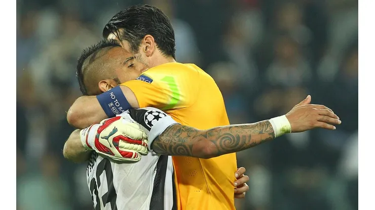 VIEJOS AMIGOS. Buffon abraza a Vidal, uno de los tantos compañeros que tuvo en Juventus (Foto: Getty).