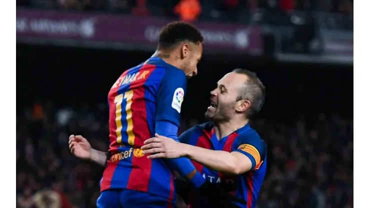 DÍAS CULÉS. Iniesta celebra junto a Neymar en el Camp Nou con Barcelona.