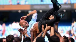 CAMPEÓN INGLÉS. Pep Guardiola es alzado por sus jugadores en la consagración (Foto: Getty).