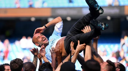 CAMPEÓN INGLÉS. Pep Guardiola es alzado por sus jugadores en la consagración (Foto: Getty).