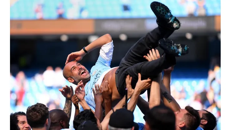 CAMPEÓN INGLÉS. Pep Guardiola es alzado por sus jugadores en la consagración (Foto: Getty).