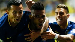 GOLAZO DE FABRA. Cardona y Pavón celebran con el lateral un verdadero golazo para Boca (Foto: Getty).