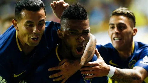 GOLAZO DE FABRA. Cardona y Pavón celebran con el lateral un verdadero golazo para Boca (Foto: Getty).