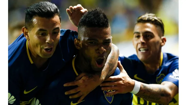 GOLAZO DE FABRA. Cardona y Pavón celebran con el lateral un verdadero golazo para Boca (Foto: Getty).