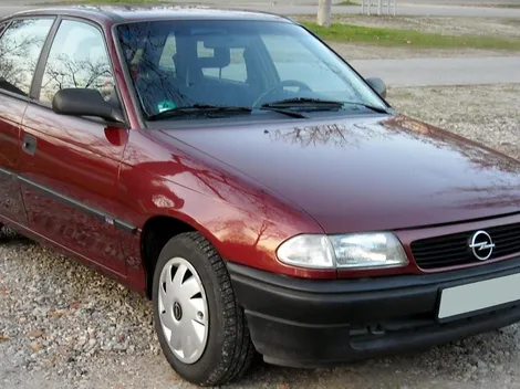 Impresionante: Opel belga fue multado por circular a 696 kilómetros por hora