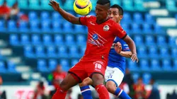 Pedro Aquino enfrentando a Cruz Azul en Liga MX.
