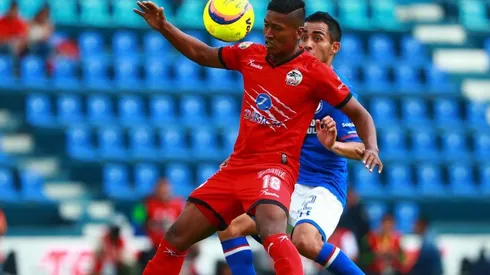 Pedro Aquino enfrentando a Cruz Azul en Liga MX.