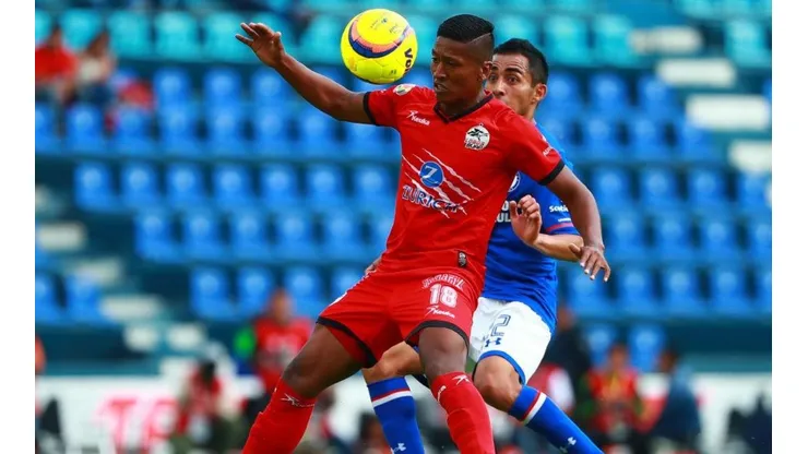 Pedro Aquino enfrentando a Cruz Azul en Liga MX.