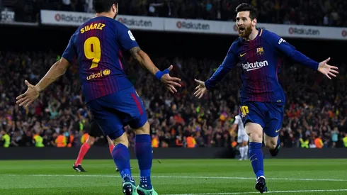 Messi y Suárez se abrazan