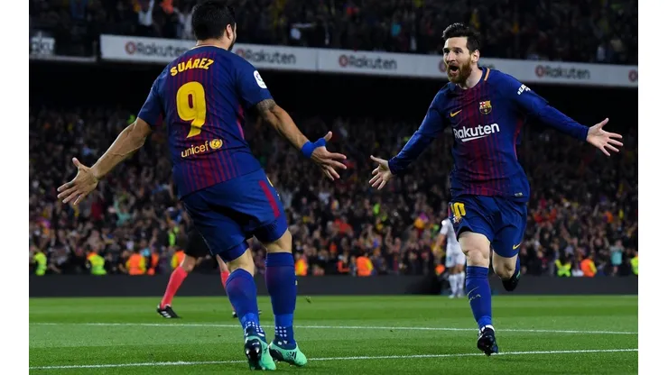 Messi y Suárez se abrazan