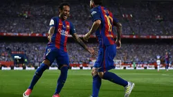 Leo festeja con Neymar un gol en Barcelona